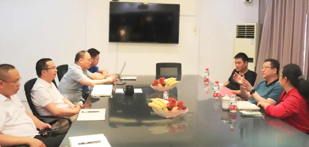 中国缝制机械协会副理事长吴吉灵一行莅临快盈VIII调研指导